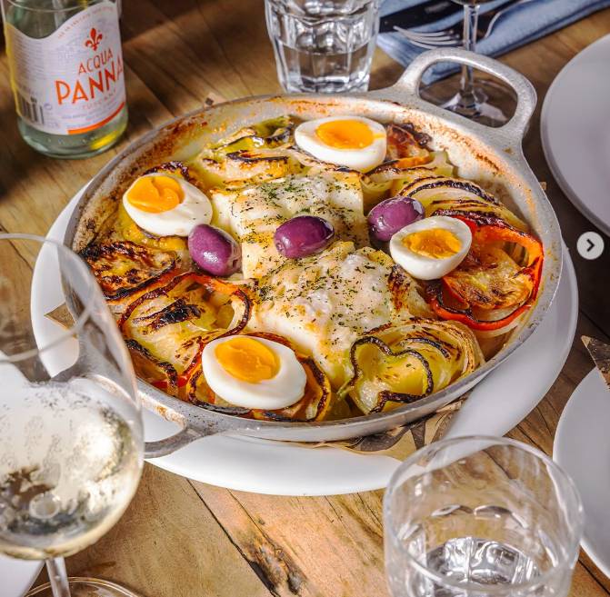 Bacalhau assado com pimentões e azeitonas